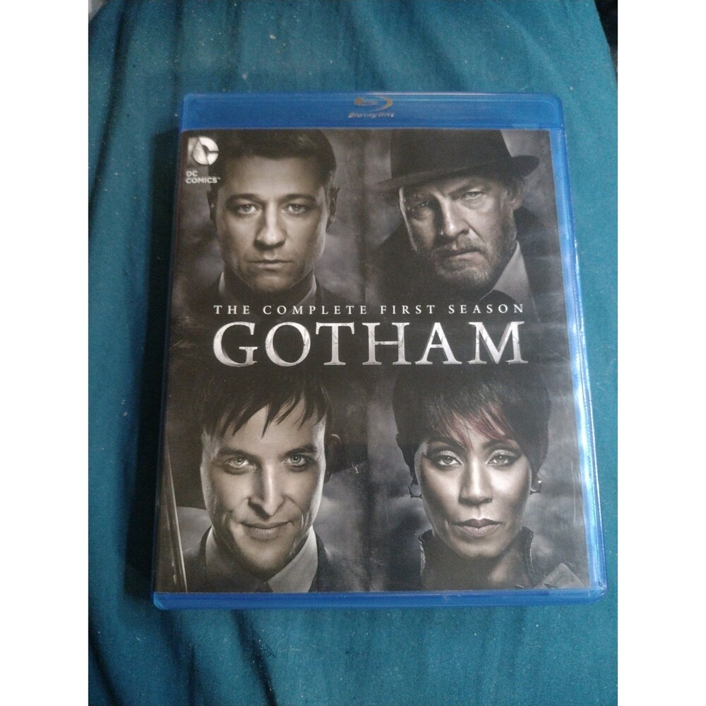 DC comics the complete first season Gotham on Blu-ray-252279